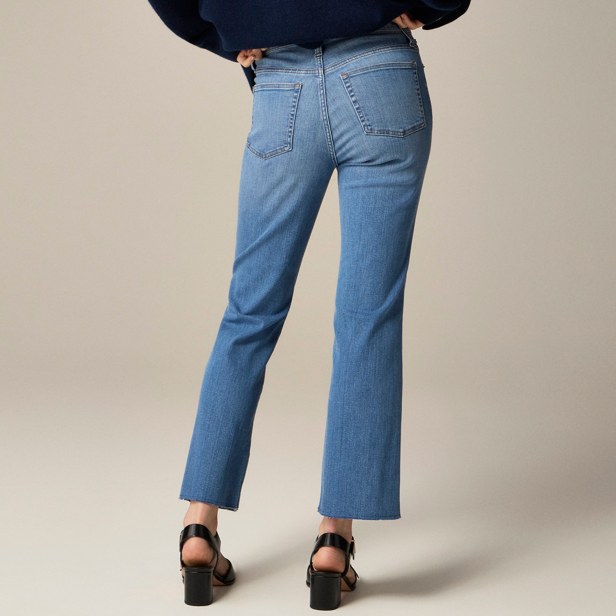 Mid-rise cropped kickout jean in 2003 super-stretch - 3