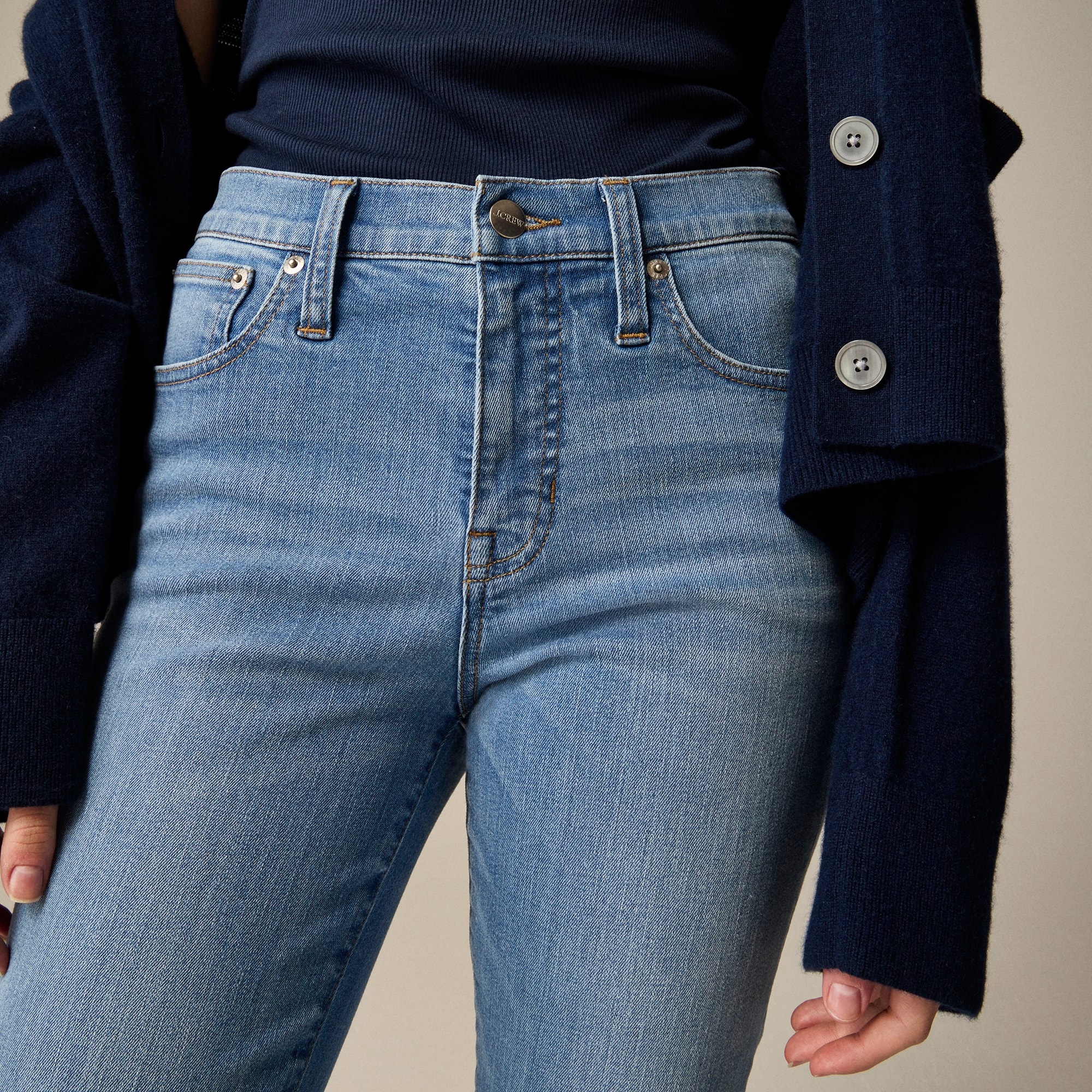 Mid-rise cropped kickout jean in 2003 super-stretch - 2
